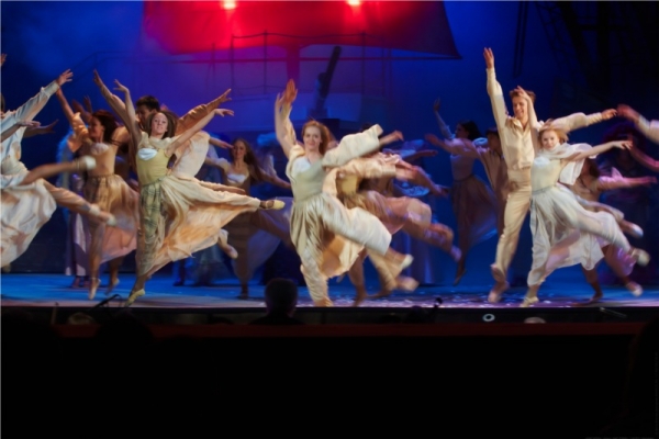 Сцена из мюзикла Алые паруса в Новосибирском академическом молодёжном театре Глобус (Фотограф - Виктор Дмитриев)