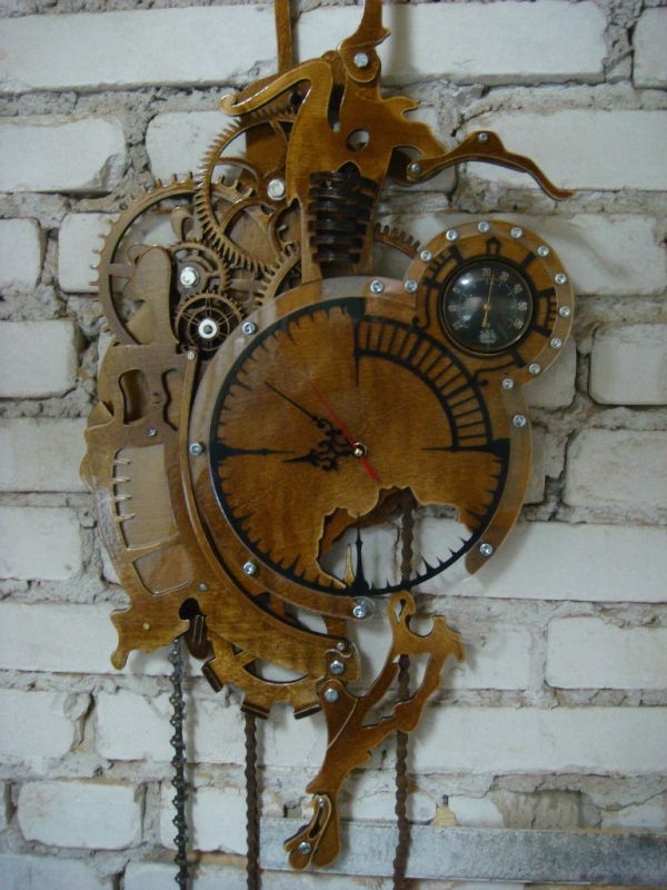 Часы в стиле стимпанк с элементами сюрреализма.