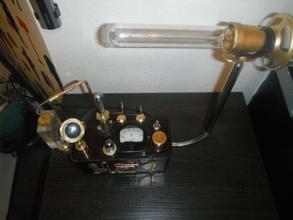 Стимпанк-светильник из старого газоанализатора.