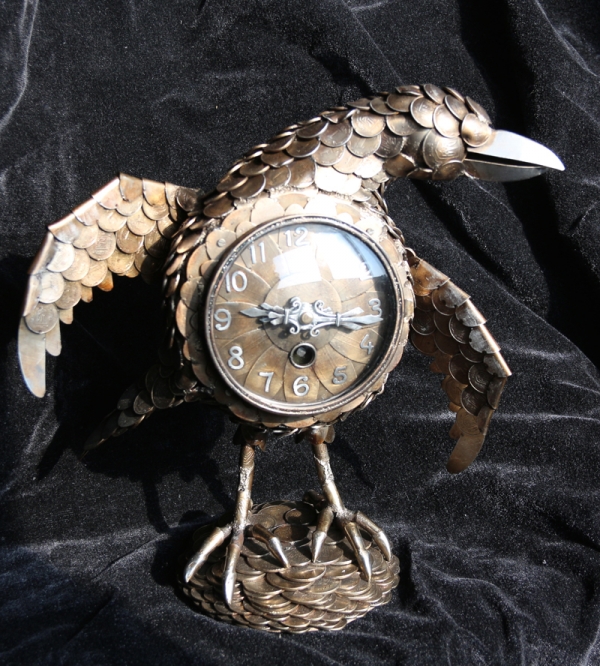 Корпус часов в виде стилизованной птицы.