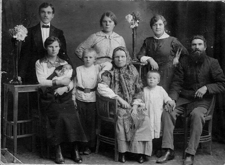 Семьи Афанасия Коваленко (крайний справа) и Катаевых. г.Новониколаевск