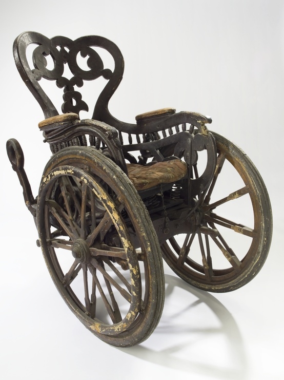 Старинное инвалидное кресло