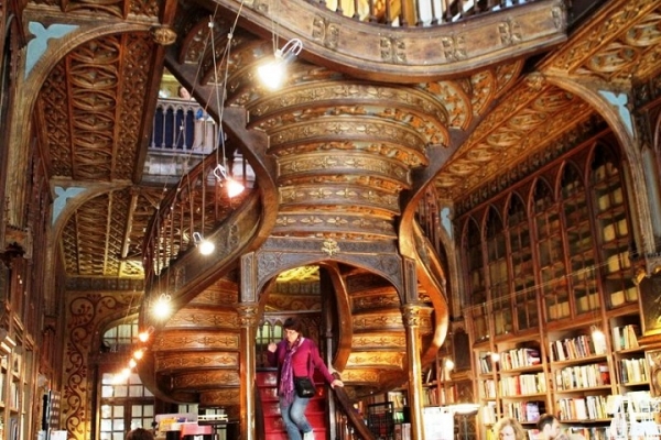 Livraria Lello – прекрасный книжный магазин в Пронто, Португалия (Фото 5)