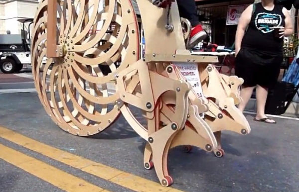 деревянный велосипед с ножками
