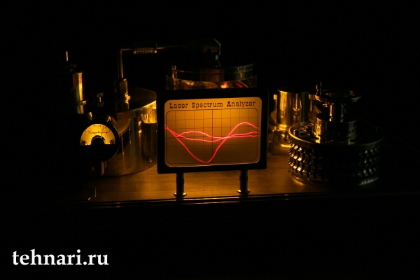 Стимпанк усилитель с механическим анализатором спектра
