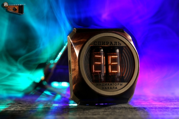 Наручные часы «Спираль» с деревянной вставкой