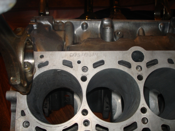 стол из двигателя V8 (Фото 3)