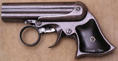 Дерринджер Remington-Elliot, имеющий 4 ствола калибра .32RF и характерный кольцевой спусковой крючок. Конец XIX века
