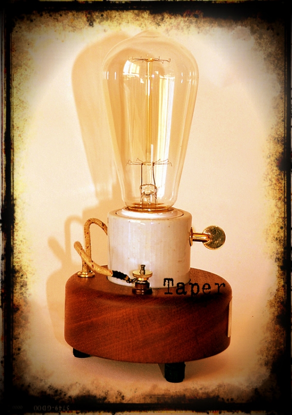 Светильник с лампочкой Эдисона.