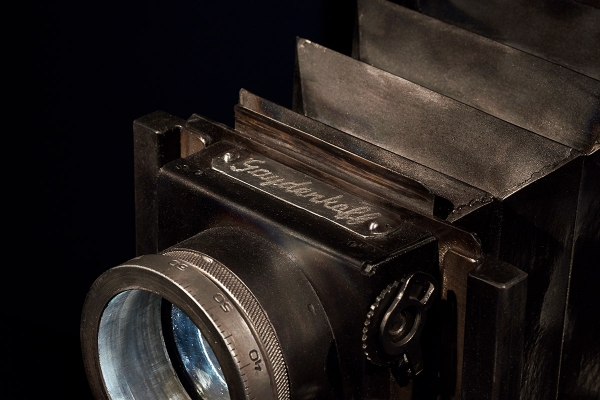 Старый карданный фотоаппарат из стали.