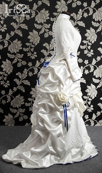 Свадебное платье в викторианском стиле с турнюром.