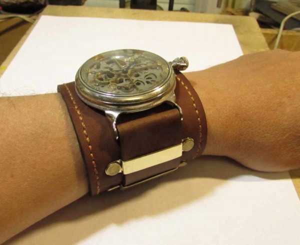 Несложный вариант переделки карманных часов в наручные (+ браслет кожа).