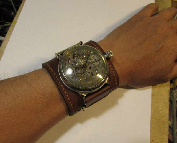 Несложный вариант переделки карманных часов в наручные (+ браслет кожа).