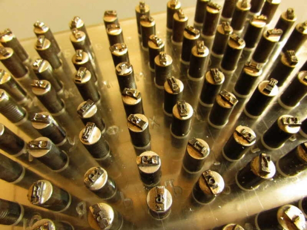 Ударные клейма из шрифта от пишущей машинки