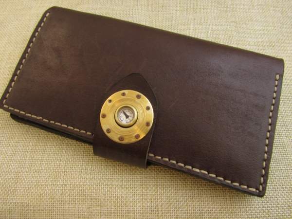 Бумажник с застежкой-манометром и керамическим ножиком.