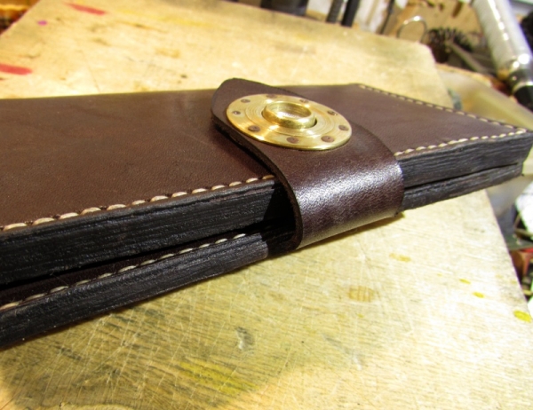 Бумажник с застежкой-манометром и керамическим ножичком.