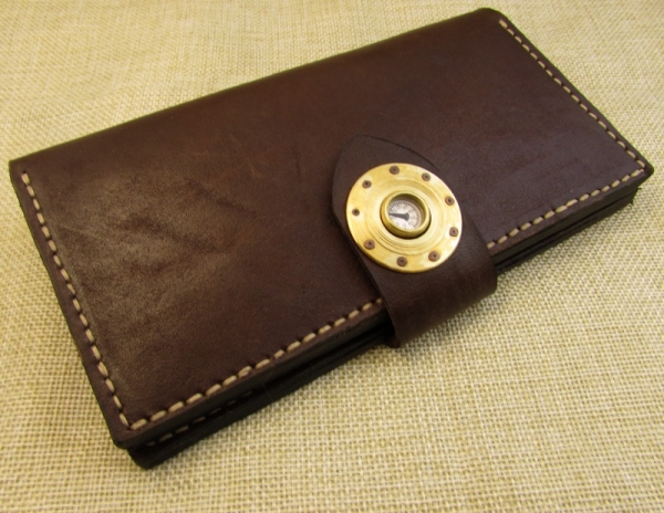 Бумажник с застежкой-манометром и керамическим ножиком.