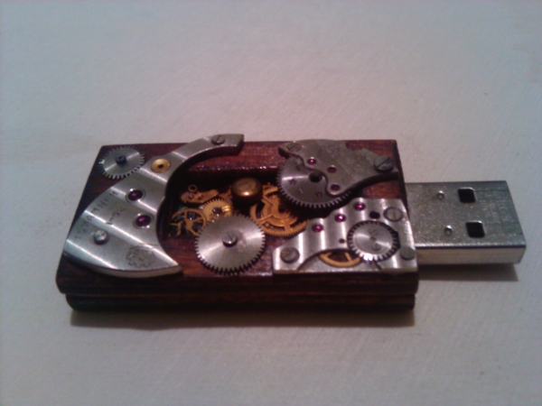 USB-флеш-накопитель , первое изделие. (Фото 2)