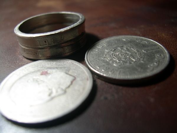 Кольцо из двух монет.