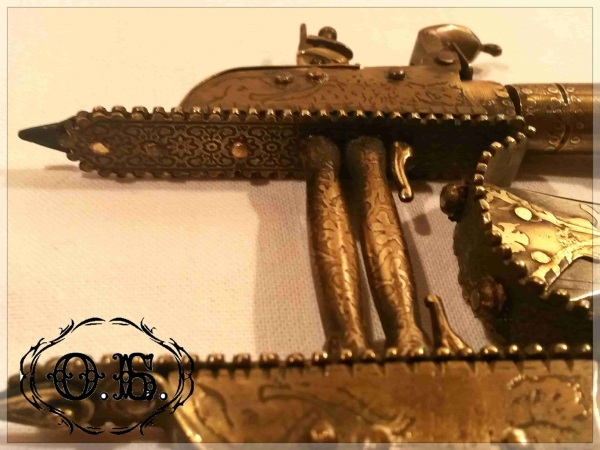 Миниатюрный индийский кинжал-катар с кремневыми пистолетами-карандашами.