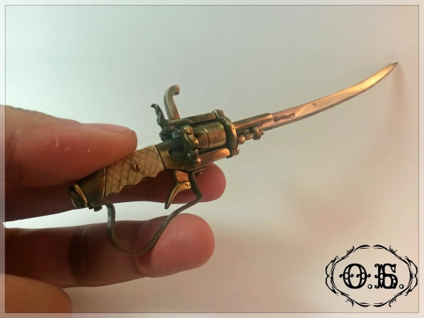 Миниатюрная модель бельгийского шпилечного револьвера-сабли (плюс карандаш)