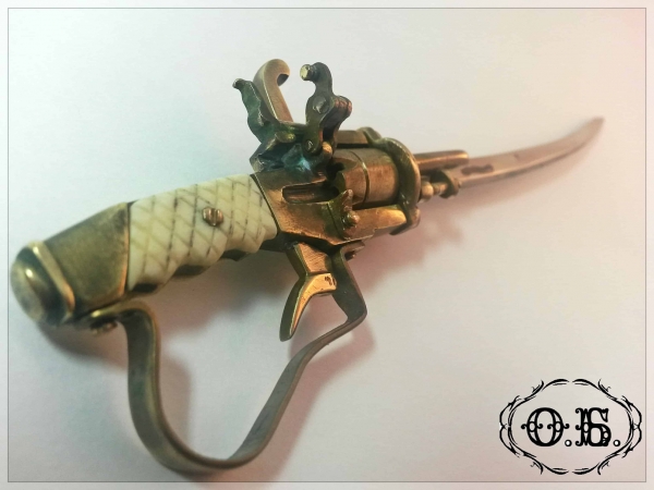 Миниатюрная модель бельгийского шпилечного револьвера-сабли (плюс карандаш)