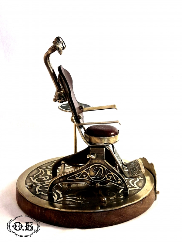 Старинное стоматологическое кресло (миниатюра)