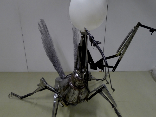 Видеоскульптура Девушка-инсектоид класса AVS -13  в поисках лучшего