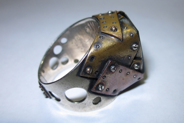 Кольцо из кусочков метала (Фото 2)