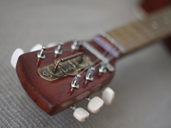 Гитара с элементами стимпанка. (Фото 6)