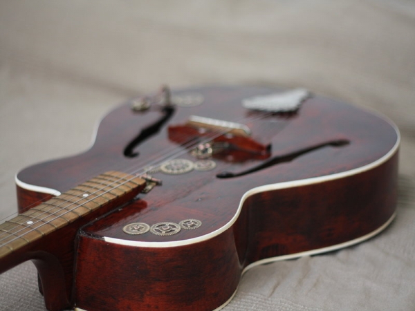 Гитара с элементами стимпанка. (Фото 7)