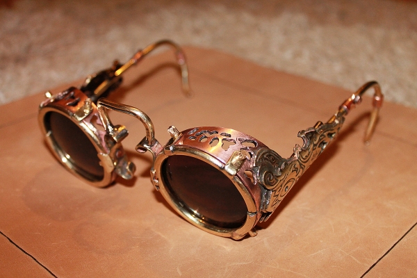 Оптические бинокуляры для защиты глазъ от яркаго свҌта.