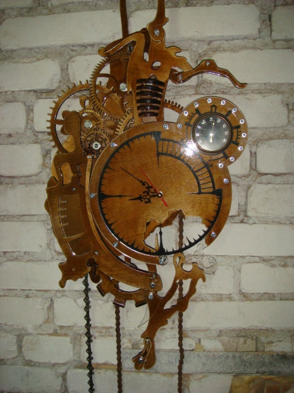 Часы в стиле стимпанк с элементами сюрреализма.