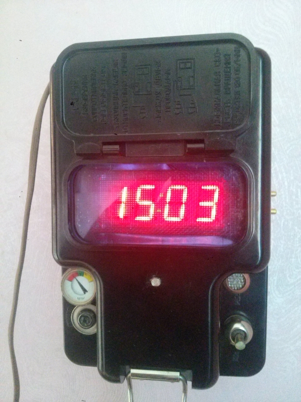 Часы-термометр в корпусе мегомметра.