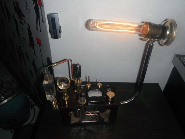 Стимпанк-светильник из старого газоанализатора.