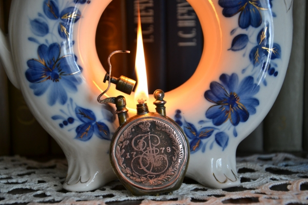 Викторианскаязажигалка с монетами.