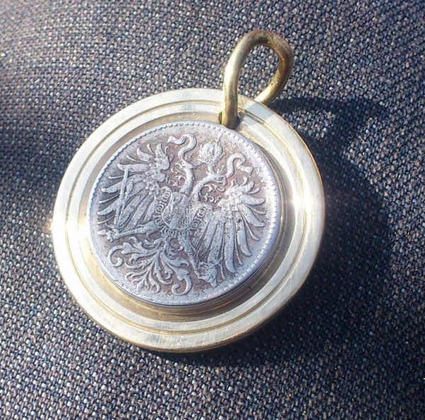 медальон из трех монет