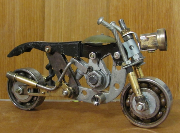 Модель мотоцикла из штопора
