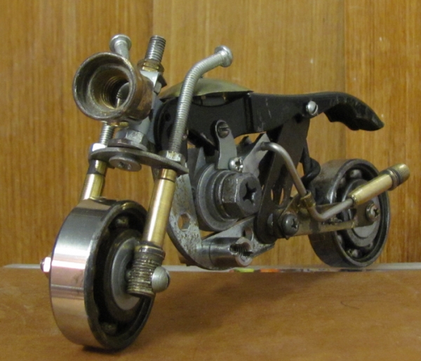 Модель мотоцикла из штопора