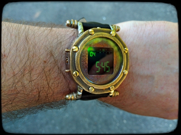 Электронные наручные часы Бездна