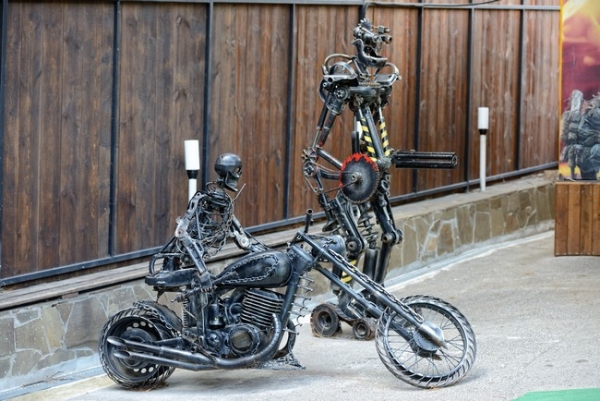 Скульптуры из металла в Ялте...