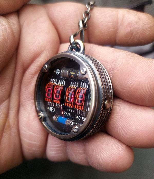 Карманные LED часы-дозиметр в стиле METRO 2033