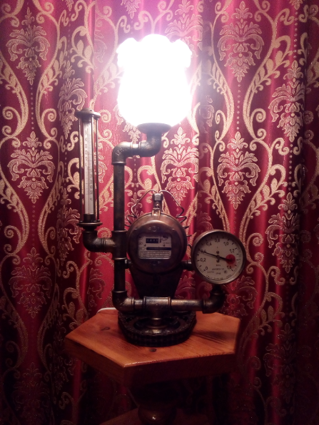 Настольный светильник с термометром.