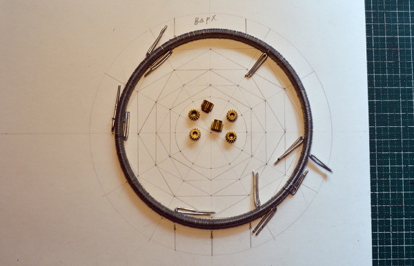 Часы, ловец снов в стиле зомбиклок.
