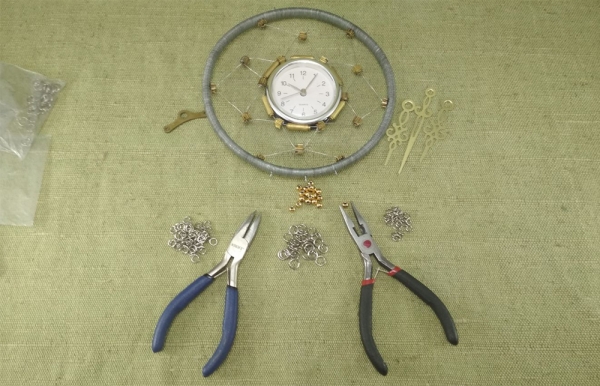 Часы, ловец снов в стиле зомбиклок.