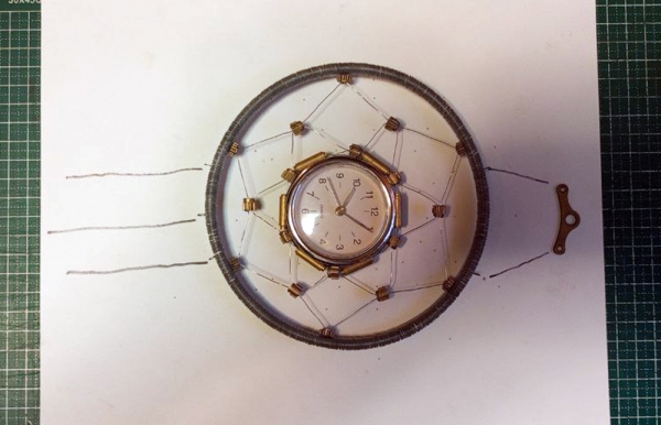 Часы, ловец снов в стиле зомбиклок.