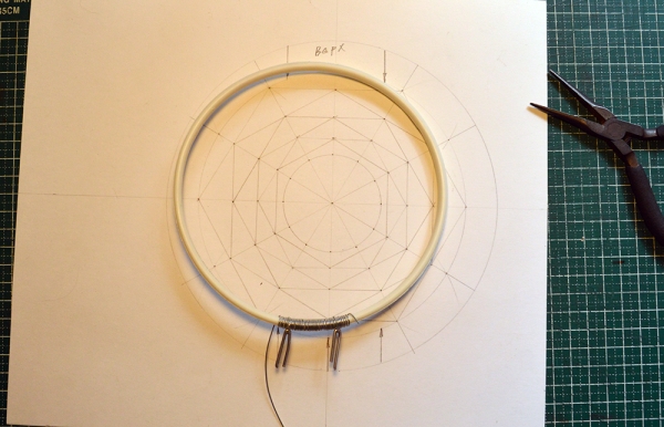 Часы, ловец снов в стиле зомбиклок.