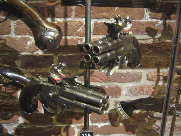 Четырехствольный пистолет с поворачивающимися стволами