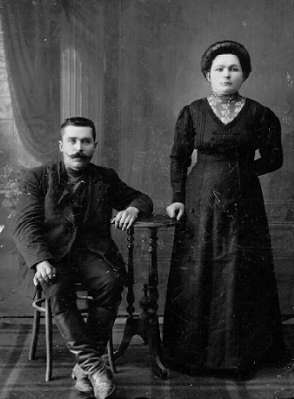 Мастер-колбасник Смирнов с женой. г. Новониколаевск.