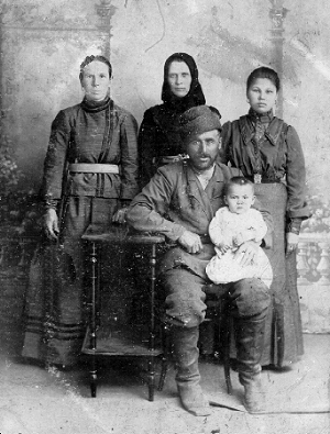 Переселенец с Кавказа с семьей. Был ломовым извозчиком в Новониколаевске.